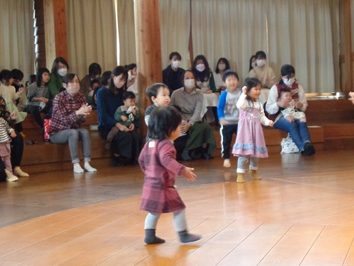 踊る子どもたち