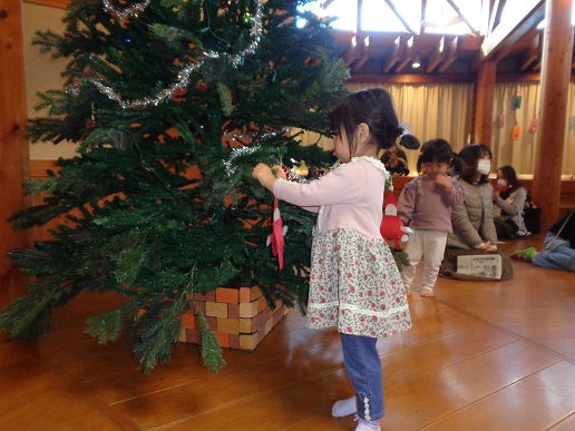 クリスマスツリーに飾り付け