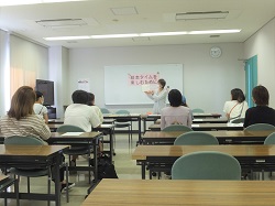 読み聞かせを楽しむお母さんたち