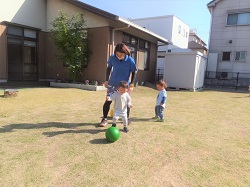 芝生でボールをけるようす