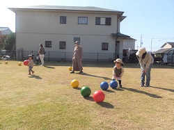 芝生でボール遊びをするようす