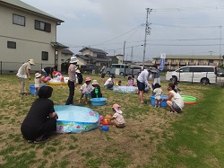 みんなで水遊び