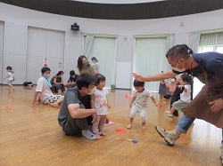 紙ヘリコプターで遊ぶようす