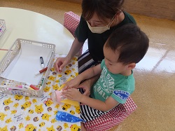 お母さんと子どもが制作をするようす