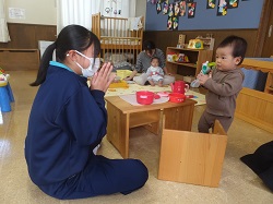 中学生と子どもがおままごとをするようす