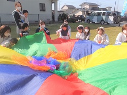 パラバルーンで遊ぶようす