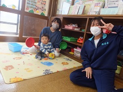 中学生と子どもがおやこさろんで遊ぶようす