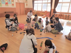 広いお遊戯室で遊んだよ