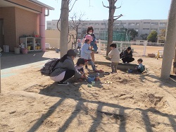 園庭のお砂場で遊ぶようす