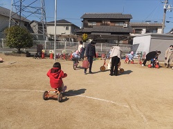 園庭で遊ぶようす