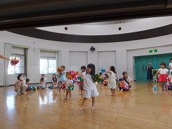 キッズチアダンスをする子どもたち