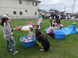 水遊びをする親子