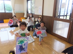 出来上がった傘の制作を見せる子どもたち