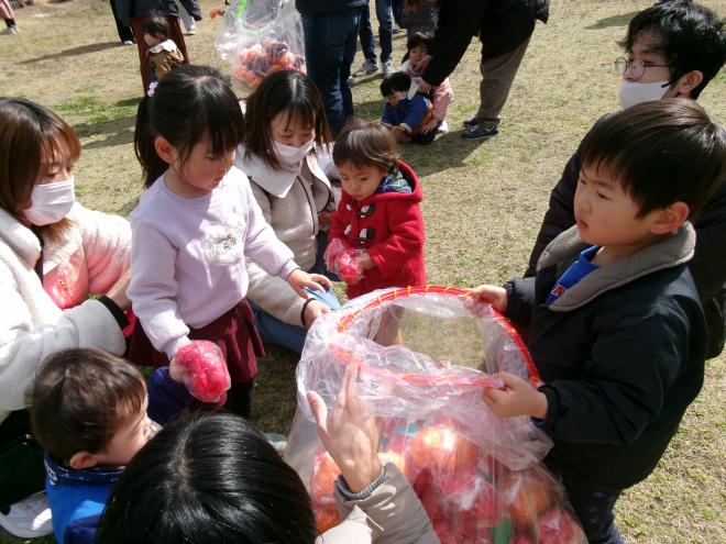 頑張って果物を拾うよ