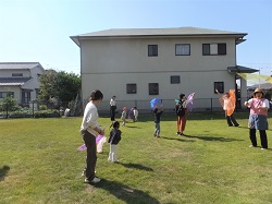 芝生で遊ぶ親子