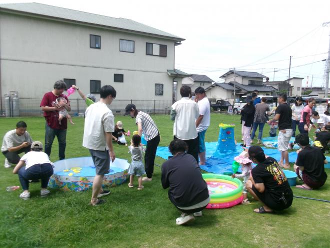 お父さんと水遊び