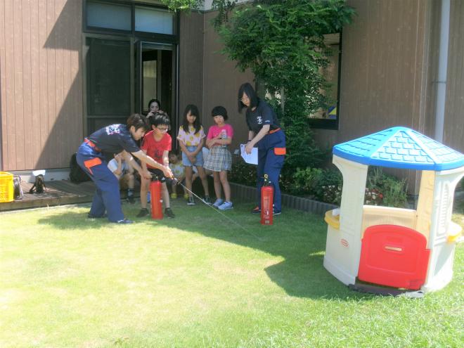 水消火器で消火活動体験