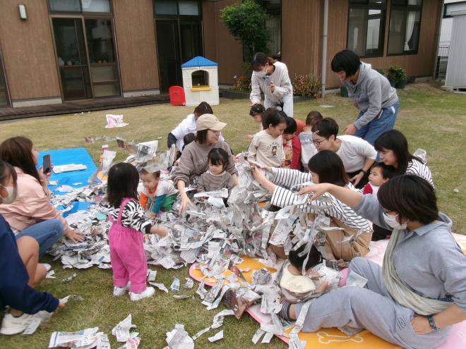 芝生で新聞遊び